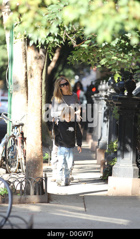 Sarah Jessica Parker cammina con suo figlio James Wilkie Broderick a scuola. La città di New York, Stati Uniti d'America - 13.09.10 Foto Stock