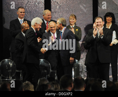 Bill Clinton e Tony Blair ex Primo Ministro Tony Blair si è aggiudicato il 2010 Liberty Medal Ceremony a livello nazionale Foto Stock