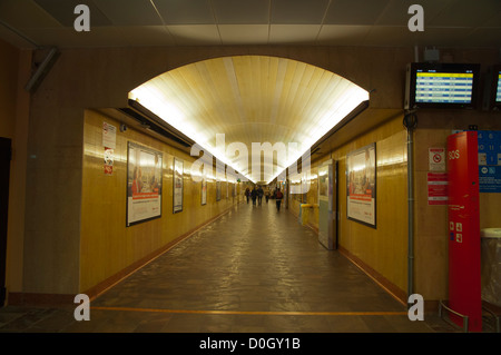 Corridoio che conduce alle piattaforme alla stazione ferroviaria di Porta Nuova città di Verona Veneto Italia del nord Europa Foto Stock