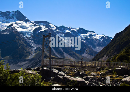 Escursionista su Hooker Valley via, Nuova Zelanda Foto Stock