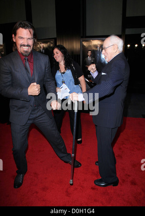 Eli Wallach e Josh Brolin New York premiere di 'Wall Street: il denaro non dorme mai" al Teatro Ziegfeld - Arrivi New York Foto Stock