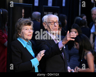 Eli Wallach e Anne Jackson New York premiere di 'Wall Street: il denaro non dorme mai" al Teatro Ziegfeld - Arrivi New York Foto Stock