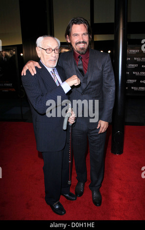 Eli Wallach e Josh Brolin New York premiere di 'Wall Street: il denaro non dorme mai" al Ziegfeld TheaterArrivals New York Foto Stock