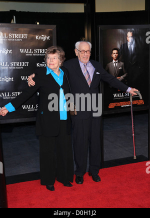 Eli Wallach e Anne Jackson New York premiere di 'Wall Street: il denaro non dorme mai" al Teatro Ziegfeld - Arrivi New York Foto Stock