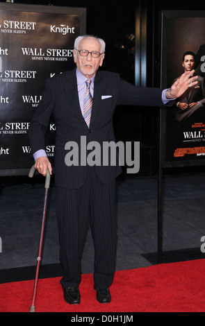 Eli Wallach New York premiere di 'Wall Street: il denaro non dorme mai " il Teatro Ziegfeld - Arrivi New York City, Stati Uniti d'America - 20.09.10 Foto Stock