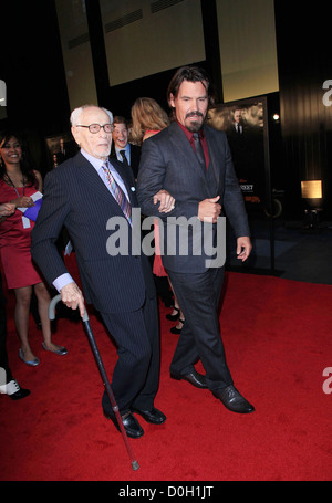 Eli Wallach e Josh Brolin New York premiere di 'Wall Street: il denaro non dorme mai" al Teatro Ziegfeld - Arrivi New York Foto Stock