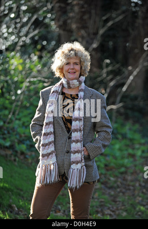 Donna con capelli biondi 40s 50s gruppo di età che indossa mens Harris Tweed jacket esterno e sciarpa Foto Stock