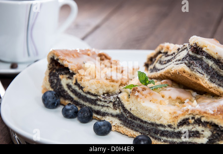 Piastra con fresca torta Poppy-Seed su sfondo di legno Foto Stock