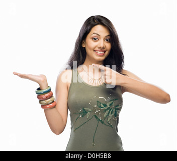 Ritratto di una giovane donna rivolta Foto Stock