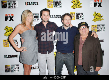 Kaitlin Olson, Rob McElhenney, Charlie giorno e Danny DeVito la premiere di 'è sempre il sole a Philadelphia' e 'Classifica' Foto Stock