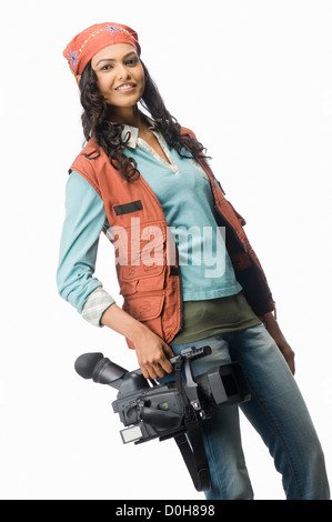 Ritratto di un videografo femmina con videocamera Foto Stock