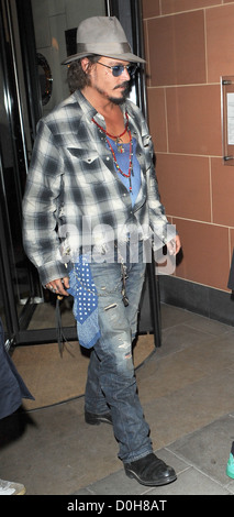 Johnny Depp indossando un cappello Fedora e occhiali da sole foglie a C London ristorante con tagli e lividi sul suo volto di Londra - Inghilterra Foto Stock