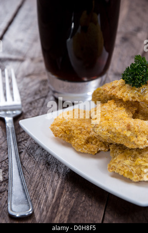 Fresh Fried Chicken Nuggets su sfondo di legno Foto Stock