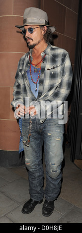 Johnny Depp indossando un cappello Fedora e occhiali da sole, lasciando "C" di Londra ristorante. Londra, Inghilterra - 15.09.10 Foto Stock