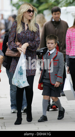 Claudia Schiffer a piedi il suo figlio Caspar a scuola di Londra, Inghilterra - 16.09.10 Foto Stock