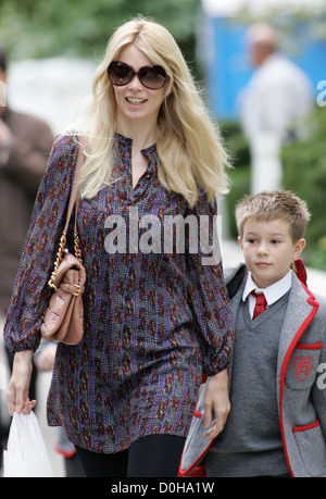 Claudia Schiffer a piedi il suo figlio Caspar a scuola di Londra, Inghilterra - 16.09.10 Foto Stock