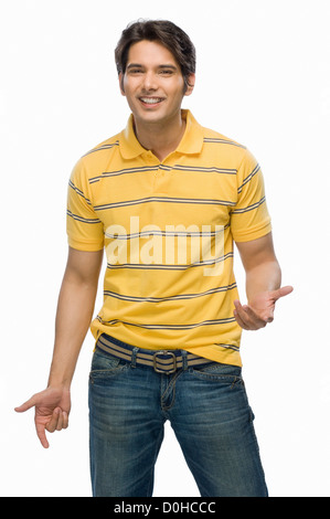 Ritratto di un giovane sorpreso uomo gesti Foto Stock