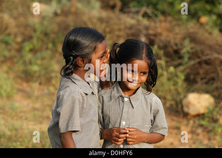 Ragazza indiana il sussurro di un'altra ragazza Andhra Pradesh in India del Sud Foto Stock