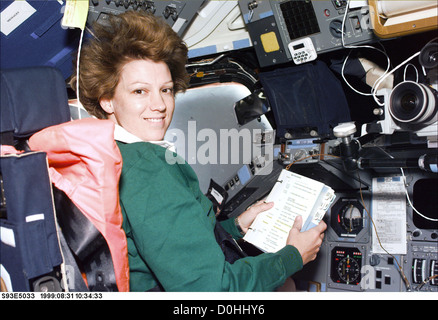 Il comandante Eileen Collins consulta un elenco di controllo mentre si è seduti presso il ponte di volo comandante stazione in Shuttle Columbia durante Foto Stock