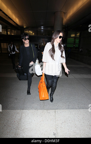 Kim Kardashian e sua madre Kris Jenner arriva a LAX su un volo internazionale di Los Angeles, California - 23.09.10 Foto Stock