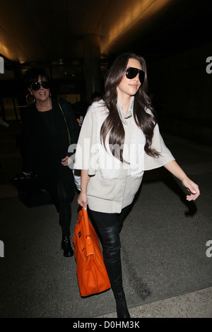 Kim Kardashian e sua madre Kris Jenner arriva a LAX su un volo internazionale di Los Angeles, California - 23.09.10 Foto Stock