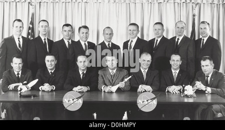Astronauta i gruppi 1 e 2. L'originale di mercurio sette astronauti scelti dalla NASA ad aprile 1959, sono seduti da sinistra a destra): L. G Foto Stock