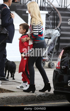 Claudia Schiffer a piedi il suo figlio Caspar a scuola di Londra, Inghilterra - 24.09.10 Foto Stock