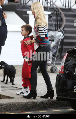 Claudia Schiffer a piedi il suo figlio Caspar a scuola di Londra, Inghilterra - 24.09.10 Foto Stock