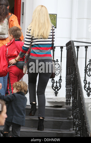 Claudia Schiffer a piedi il suo figlio Caspar a scuola di Londra, Inghilterra - 24.09.10 Foto Stock