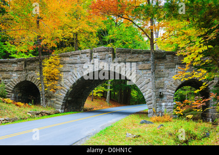 Il triple-arcuata di Stanley Brook ponte in Acadia N.P, Maine, Stati Uniti d'America Foto Stock