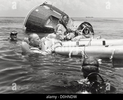 Il primo equipaggio per la Gemini 5 volo spaziale, gli astronauti Charles Conrad Jr., (in acqua) e L. Gordon Cooper Jr (in raft) pratica Foto Stock