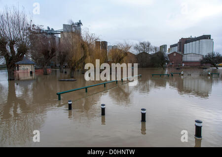 Wellingborough, Northamptonshire, Regno Unito. 26 Nov, 2012. Inondazioni lungo gli argini del fiume Nene di Wellingborough con l'acqua di raggiungere Victoria Mills e mettendo la Splash Park area giochi bambini sott'acqua. Foto Stock