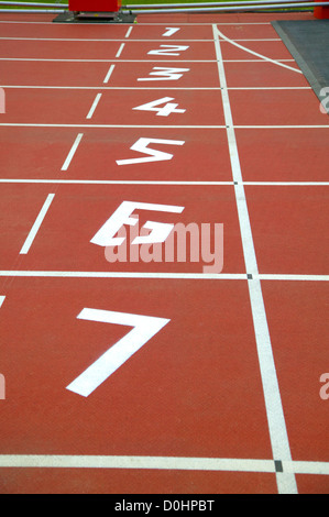 Una vista interna dello stadio olimpico a guardare i numeri sulla linea di partenza. Foto Stock