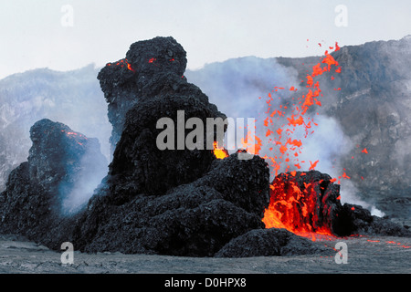 Eruzione di lava da Conetti eruttivi entro Pu'u'O'o sfiato Foto Stock