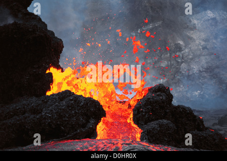 Eruzione di lava da Conetti eruttivi entro Pu'u'O'o sfiato Foto Stock