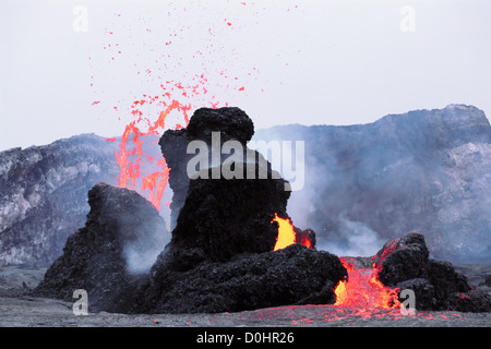 Eruzione di lava da Conetti eruttivi entro Pu'u'O'o sfiato Foto Stock