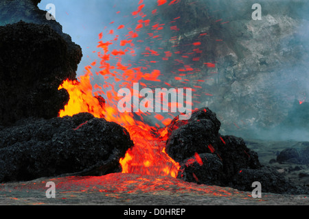 Eruzione di lava da Conetti eruttivi entro Pu'u'O'o sfiato Foto Stock