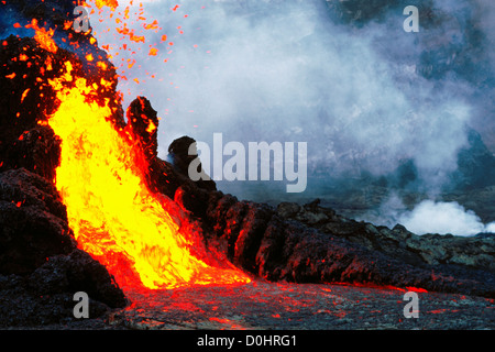 La lava si riversa da Conetti eruttivi entro Pu'u'O'o sfiato Foto Stock