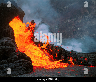 La lava si riversa da Conetti eruttivi entro Pu'u'O'o sfiato Foto Stock