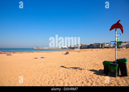 Una vista della spiaggia principale in Margate bay in un pomeriggio soleggiato. Foto Stock