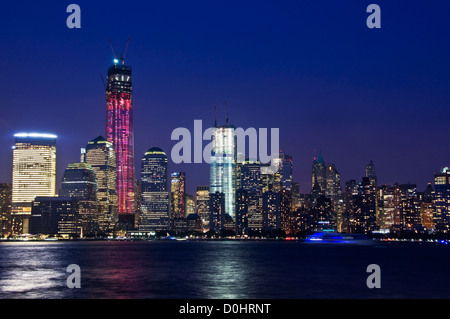 Downtown skyline di Manhattan con Freedom tower di notte, vista da Jersey City - New York City, Stati Uniti d'America Foto Stock