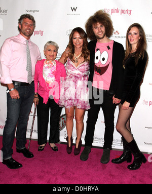 Elyse Walker con la famiglia la sesta annuale rosa partito svoltasi a Drai presso il W Hollywood Hollywood, California - 25.09.10 Foto Stock