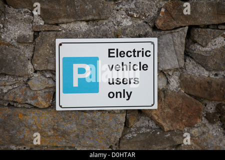 Il veicolo elettrico agli utenti solo il simbolo di parcheggio Foto Stock