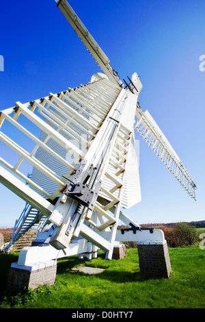 Il bianco weatherboard mulino a vento a Chillenden nel Kent. Foto Stock