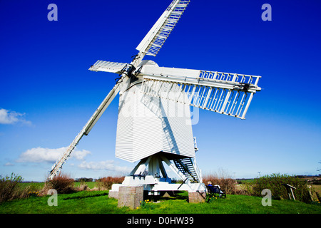 Il bianco weatherboard mulino a vento a Chillenden nel Kent. Foto Stock