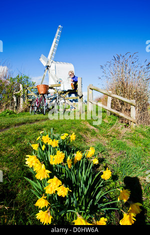 Una signora la lettura di una mappa con la sua bici davanti al mulino a vento weatherboard Chillenden a. Foto Stock