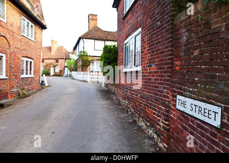 Una vista del vecchio villaggio inglese di Chilham. Foto Stock