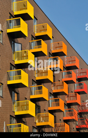 Materiali da costruzione colorati e luminosi sui balconi degli appartamenti nell'alloggio Sviluppo in moderno blocco di case in East London appartamenti Inghilterra Regno Unito Foto Stock