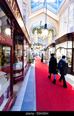 Le decorazioni di Natale e acquirenti in Burlington Arcade a Londra. Foto Stock