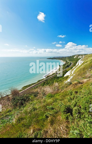 Una vista dalle bianche scogliere di Dover verso Folkestone e il Canale della Manica. Foto Stock